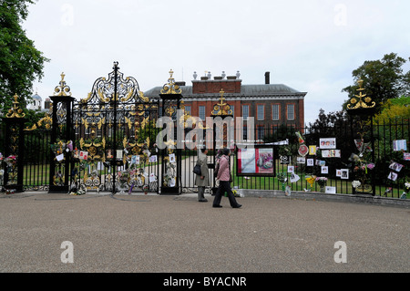 Foto nella dedizione alla Principessa Diana che morì nel 1997, porta d'ingresso, Kensington Palace, London, England, Regno Unito Foto Stock