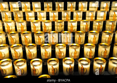 Candele devozionali, la cattedrale di Notre Dame, Paris, Francia, Europa Foto Stock