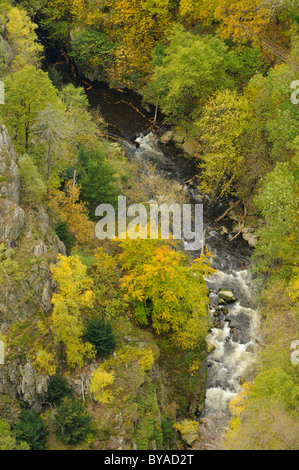 Vista di Bodetal valley come visto da Rosstrappe rupe di granito in autunno, Sassonia-Anhalt, Germania, Europa Foto Stock