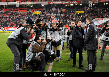 Football Manager Bruno Labbadia, VfB Stuttgart football club, sinistra, accogliente football manager Aloysius Paulus Maria Louis Van Foto Stock