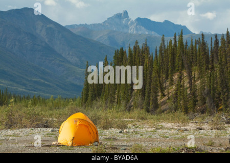 Spedizione tenda su una barra di ghiaia, Mackenzie nord le montagne alle spalle, camping, Wind River, Yukon Territory, Canada Foto Stock