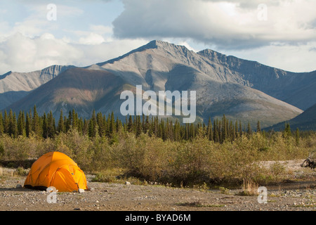 Spedizione tenda su una barra di ghiaia, Mackenzie nord le montagne alle spalle, camping, Wind River, Yukon Territory, Canada Foto Stock