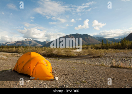 Spedizione tenda su una barra di ghiaia, Mackenzie nord le montagne alle spalle, camping, Wind River, Yukon Territory, Canada Foto Stock