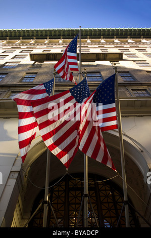 Bandiere degli Stati Uniti, la Fifth Avenue, Manhattan, New York, Stati Uniti d'America Foto Stock