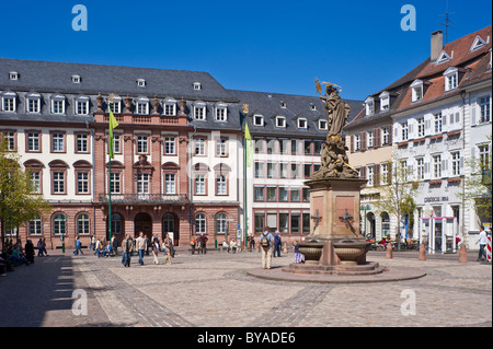 Piazza Kornmarkt con la Madonna della Fontana e la Town Hall, Heidelberg, Neckar, Palatinato, Baden-Wuerttemberg, Germania, Europa Foto Stock