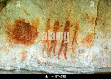 Il gruppo di musica da ballo, la roccia disegni preistorici dei Boscimani sulla Sevilla Arte Rock Trail vicino Clanwilliam, montagne Cederberg, Foto Stock