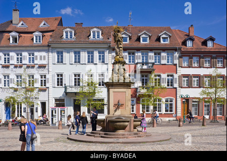 Piazza Kornmarkt con la Madonna della Fontana, Heidelberg, Neckar, Palatinato, Baden-Wuerttemberg, Germania, Europa Foto Stock