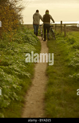 Paio di biciclette sul percorso, in vista posteriore Caduta Foto Stock