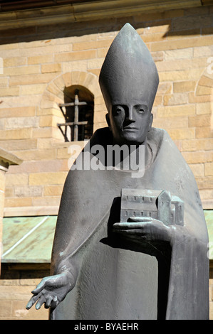 Statua del Vescovo san Altfrid, Cattedrale di Essen, Essen Minster, Essen, la zona della Ruhr, Renania settentrionale-Vestfalia, Germania, Europa Foto Stock