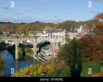 Treno viadotto 1851 ponte sul fiume Nidd in autunno Knaresborough North Yorkshire Inghilterra Regno Unito Regno Unito Gran Bretagna Foto Stock