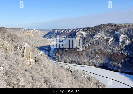 Vista sull'alta valle del Danubio in inverno con Burg Werenwag castello sull'orizzonte, Sigmaringen distretto, Baden-Wuerttemberg Foto Stock