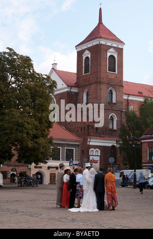 Una festa di nozze nella piazza del Municipio, Kaunas, Lituania Foto Stock