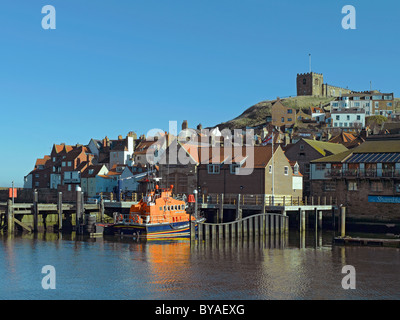 Whitby scialuppa di salvataggio e St Marys Chiesa East Cliff Whitby North Yorkshire England Regno Unito Regno Unito GB Gran Bretagna Foto Stock