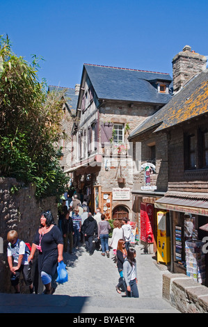 I turisti che visitano il Mont Saint Michel / Saint Michael Mount abbey, Normandia, Francia Foto Stock