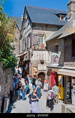 I turisti che visitano il Mont Saint Michel, in Normandia, Francia Foto Stock