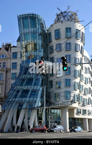 La Casa danzante o Ginger e Fred, di Frank Gehry, Praga, Boemia, Repubblica Ceca, Europa Foto Stock