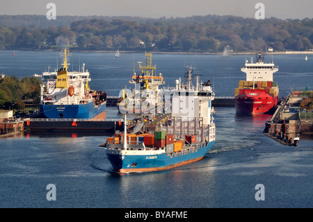 Contenitore di spedizione navi a Holtenau serratura, Canale di Kiel, Kiel, Schleswig-Holstein, Germania, Europa Foto Stock