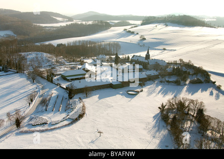 Vista aerea, Kloster Oelinghausen monastero, Arnsberg, Sauerland area, Renania settentrionale-Vestfalia, Germania, Europa Foto Stock