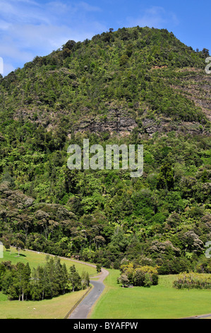 Parte della bussola coperto Waitakere regione a West Auckland, Nuova Zelanda, visto dalla diga Huia. Foto Stock