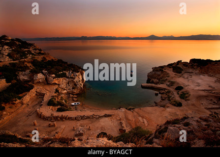 Il porto antico di Heraion (antico tempio della dea greca, Hera) di Perahora, intorno al tramonto. Corinthia, Grecia Foto Stock