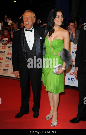 BRUCE FORSYTH & WILNELIA MERCED 2011 NATIONAL TELEVISION AWARDS O2 Arena di Londra Inghilterra 26 Gennaio 2011 Foto Stock