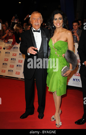 BRUCE FORSYTH & WILNELIA MERCED 2011 NATIONAL TELEVISION AWARDS O2 Arena di Londra Inghilterra 26 Gennaio 2011 Foto Stock