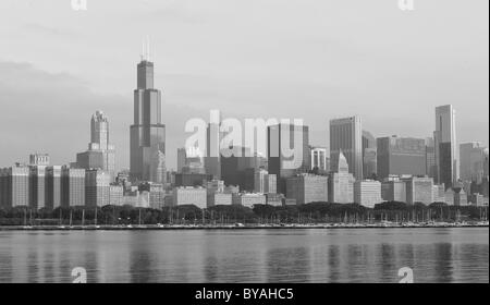 Bianco e nero, umore di nebbia al mattino, 311 South Wacker, Aon Center, 77 West Wacker Drive, skyline, Legacy al Millennium Park Foto Stock