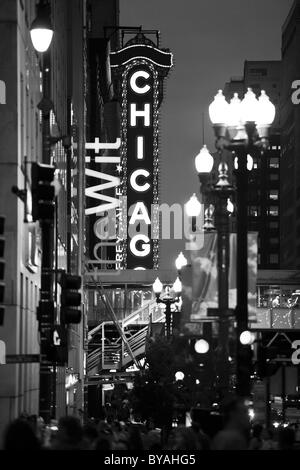 Bianco e nero, night shot, insegna al neon con il teatro di Chicago, ansa del fiume, Chicago, Illinois, Stati Uniti d'America, STATI UNITI D'AMERICA Foto Stock