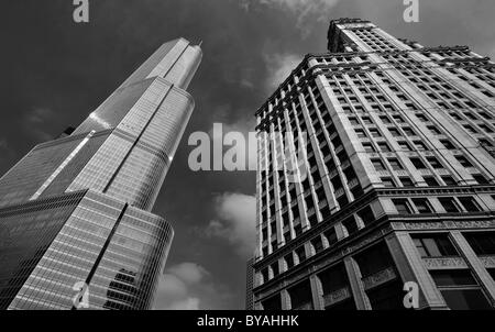 Bianco e nero, vista del Trump International Tower, Wrigley Building, Chicago, Illinois, Stati Uniti d'America, STATI UNITI D'AMERICA Foto Stock