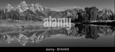 In bianco e nero, panorama Snake River a Schwabacher sbarco, nella parte anteriore del Teton Range, Grand Teton National Park, Wyoming Foto Stock