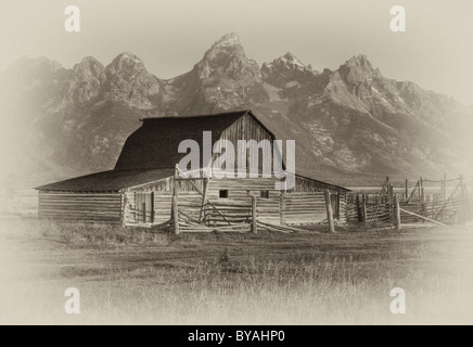 In bianco e nero, seppia e John Bartha Moulton Homestead Mormone fienile al mattino, storico fienile di fronte alla gamma Teton Foto Stock