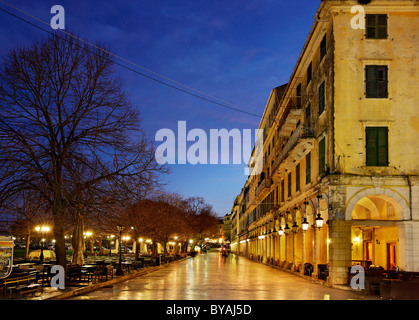 La Grecia, Corfù (o 'CORFU') isola. La famosa Esplanade della città di Corfù, chiamato 'Liston' in 'blu' ora Foto Stock