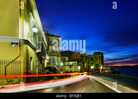 La Grecia, Corfù (o 'Corfu' isola). La strada che va da Liston e Spianada, al vecchio porto della città di Corfù Foto Stock