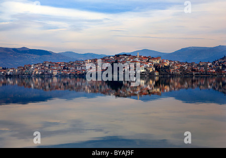 La mattina presto vista della bellissima città di Kastoria, riflessa sulla superficie tranquilla del lago Orestiada. Macedonia, Grecia Foto Stock