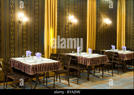 Serviti di tabelle in un cafe, nero e sfumature dorate Foto Stock