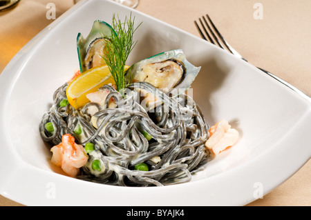 Piatti a base di frutti di mare freschi nero seppia coulored spaghetti tipico cibo italiano Foto Stock