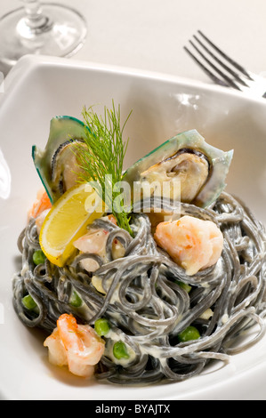 Piatti a base di frutti di mare freschi nero seppia coulored spaghetti tipico cibo italiano Foto Stock