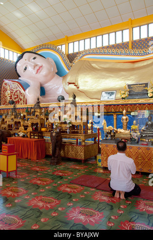 Malaysia, Isola di Penang. Thai tempio buddista (aka Wat Chaiyamangalaram), la quarta più grande Buddha disteso nel mondo. Foto Stock