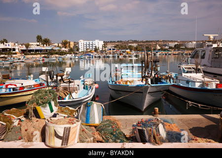 Barche di pescatori locali in Ayia Napa Harbour, Cipro Foto Stock