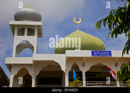 Il Aowalul Hidayah Moschea, dal mare nella baia di Chalong , Phuket, Tailandia. Foto Stock