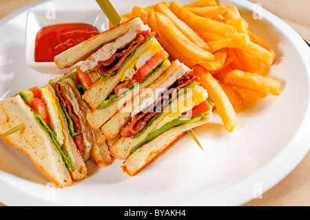 Fresh triple decker club sandwich con patatine fritte sul lato Foto Stock