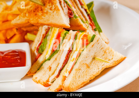 Fresh triple decker club sandwich con patatine fritte sul lato Foto Stock