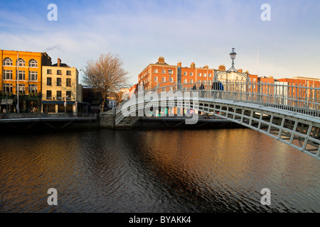 Punto di riferimento di Dublino - Ha'penny Bridge sul fiume Liffey. Le file di case colorate. Foto Stock