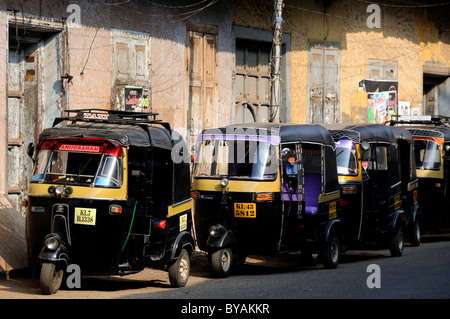 Scena di strada con tuk tuks in attesa per tariffe Mattancherry, Cochin, Kerala, India Foto Stock