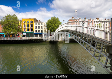 Punto di riferimento di Dublino - Ha'penny Bridge sul fiume Liffey Foto Stock