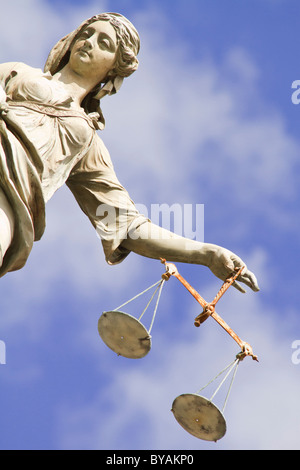 Statua di Lady giustizia presso il Castello di Dublino a Dublino, Irlanda Foto Stock