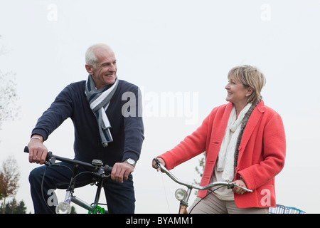 Coppia senior equitazione biciclette Foto Stock
