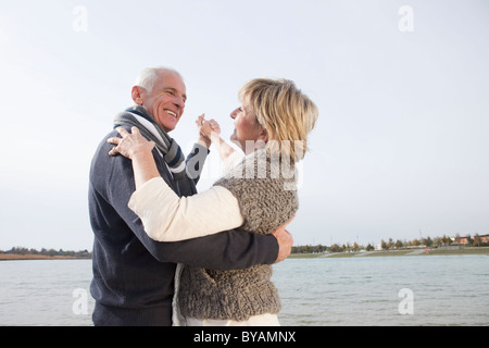 Coppia senior dancing dal lago Foto Stock