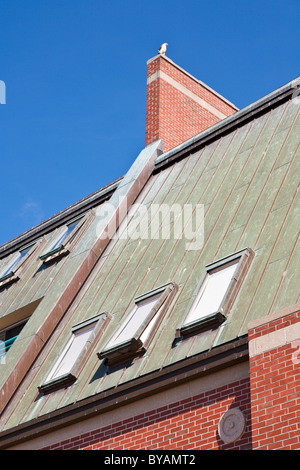 Lucernari nel tetto di un vecchio magazzino convertito in eleganti condomini sulla banchina del porto vecchio distretto di Portland, Maine Foto Stock