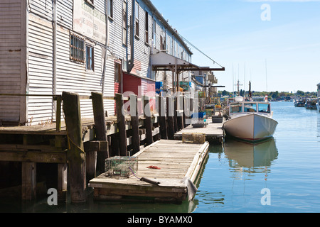 Lato posteriore del porto mercato del pesce sulla banchina del porto vecchio distretto di Portland, Maine Foto Stock